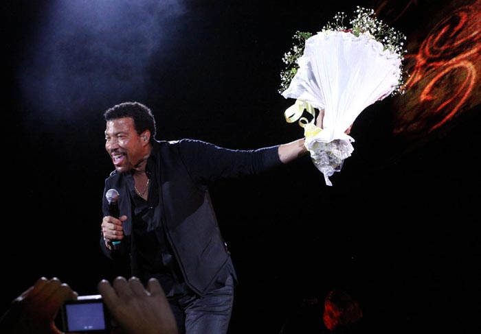 Lionel Richie agradeceu buquê de flores que recebeu dos fãs