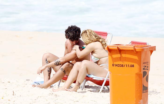 Viviane Araújo e Radamés foram juntos à praia  do Recreio dos Bandeirantes 