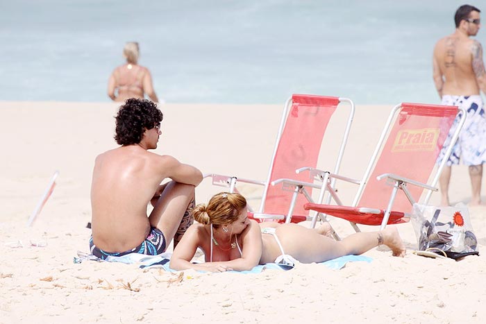 O casal relaxou na praia 