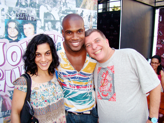 Rafael Zulu, ao centro, com Izabella Bicalho e o diretor Jorge Fernando