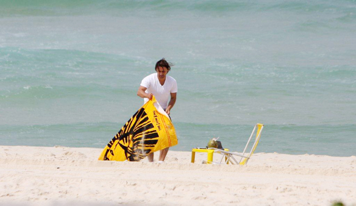 Murilo Rosa estendeu a toalha de praia para curtir o sol