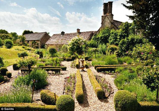 A mansão possui um extenso campo verde e um jardim de rosas