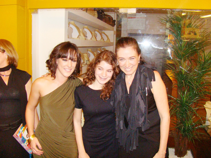 Lília Cabral é prestigiada pela filha Giulia (ao centro) e pela atriz Adriana Birolli