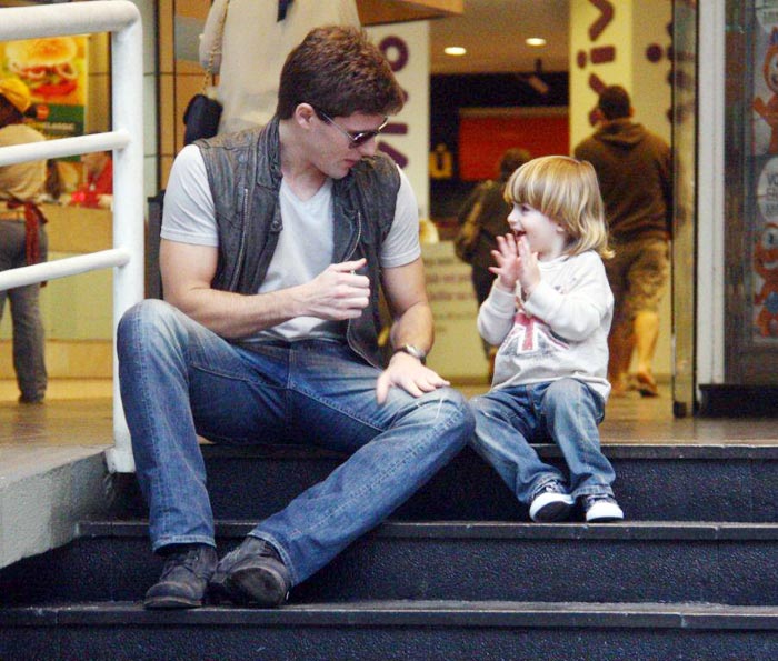Jonatas Faro brinca com Noah, filho da namorada, a atriz Danielle Winits