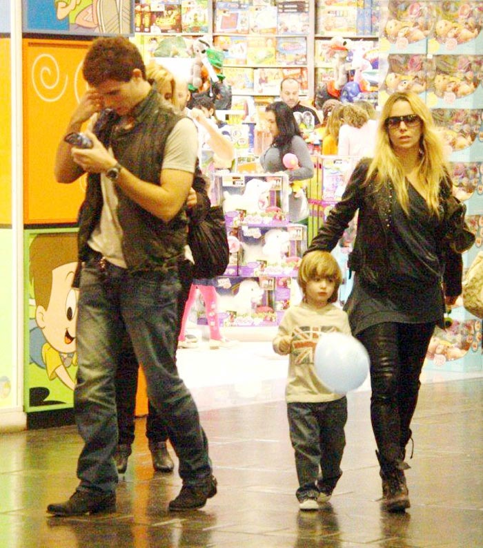Danielle Winits com o filho, Noah, e o namorado, o ator Jonatas Faro, no shopping