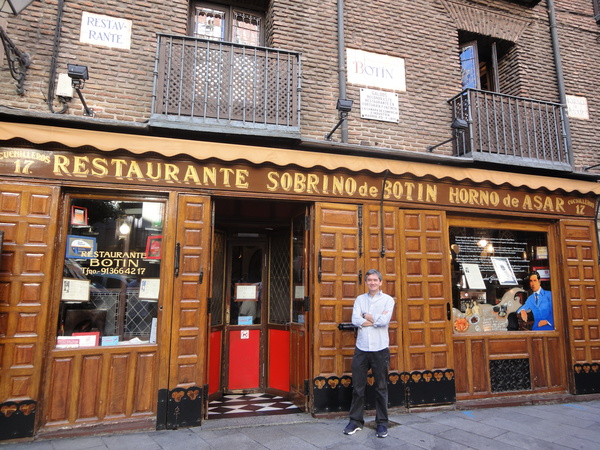 Hoje gravei no restaurante mais antigo do mundo. Fica em Madrid, existe desde 1725 e a comida é maravilhosa