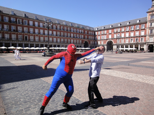 Assim que voltar vou mostrar a incrível luta que tive com um dos mais poderosos super-heróis na principal praça de Madrid