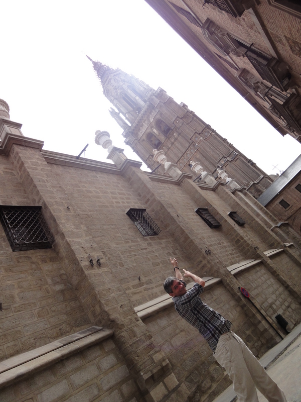 Toledo é uma cidade que fica perto de Madrid. Muito antiga tem uma enorme catedral. É uma volta no tempo