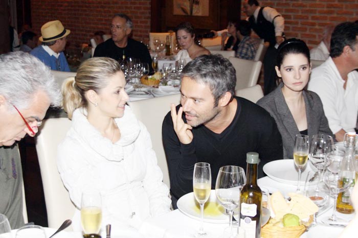 Bianca Rinaldi e Ângelo Paes Leme conversando durante o jantar