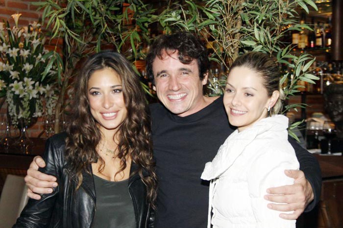 Caio tirou foto entre sua namorada, Gisele Itié, e a colega de cena, Bianca Rinaldi