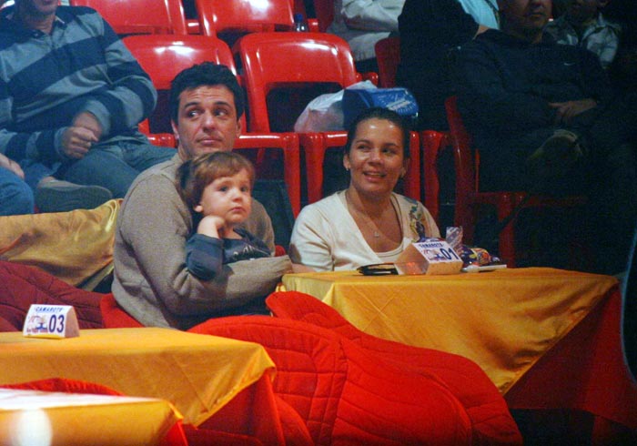 Rodrigo Lombardi com o filho e a mulher, Betty Baumgarten