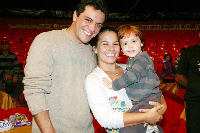 Rodrigo Lombardi com o filho, Rafael, e a mulher, Betty Baumgarten