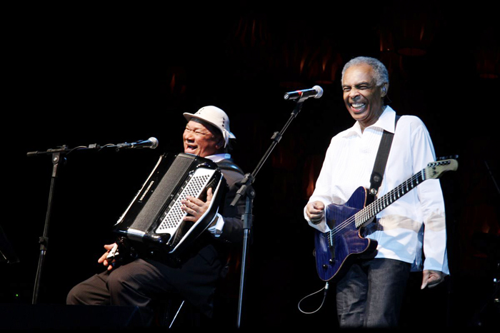 Dominguinhos e Gilberto Gil cantam juntos