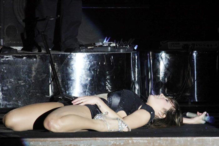 Cantora se deitou no chão do palco