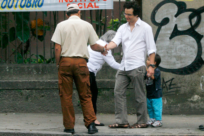 Durante o passeio, ator e filho cumprimentam alguns moradores do bairro