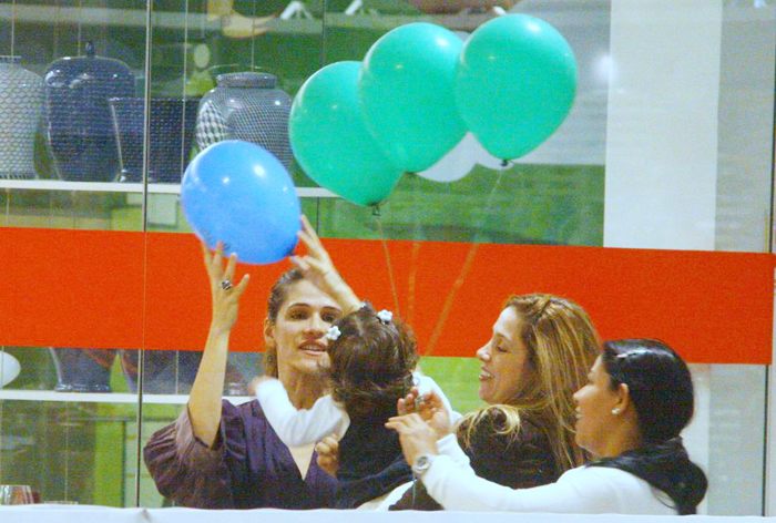 Clara, filha da atriz Ingrid Guimarães, ganhou alguns balões para brincar