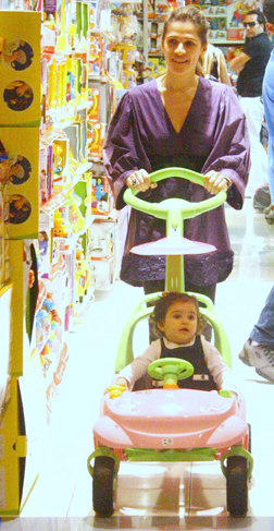 Ingrid Guimarães leva a filhota Clara para um pesseio de carrinho em uma loja de brinquedos