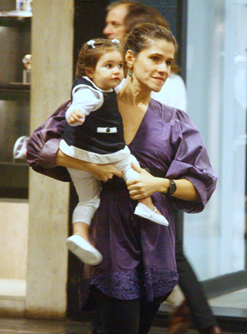 Mãe e filha circulam em um shopping no Rio de Janeiro