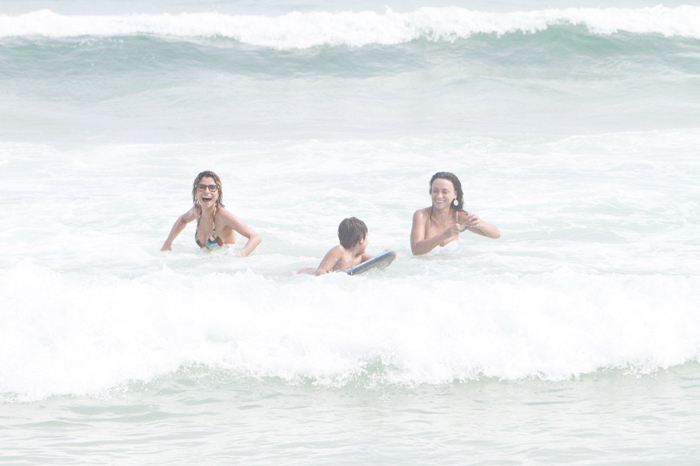 Os três se divertiram pegando ondas