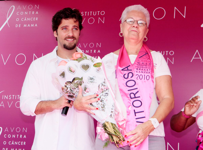 Bruno Gagliasso apoiou a campanha contra o câncer de mama