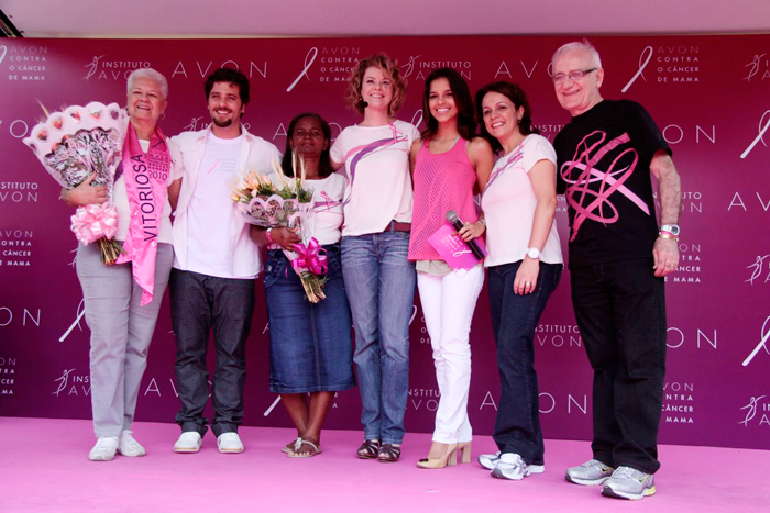 O Avon reuniu famosos, no Aterro do Flamengo, para lutar contra o câncer de mama
