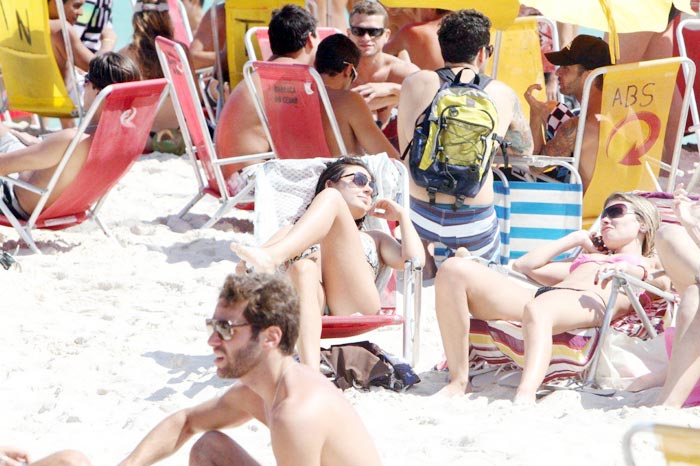 Isis Valverde, estrela de Ti-ti-ti, foi à praia com uma amiga