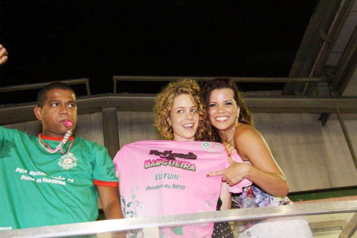 Leandra Leal ganhou uma camiseta da Mangueira