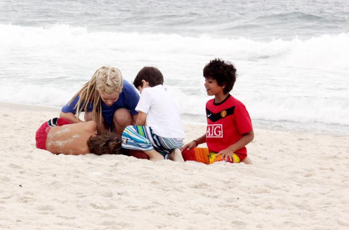 Ana Paula rolou na areia com os filhos