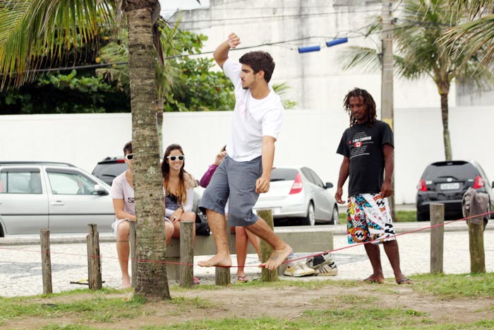 Caio Castro se diverte na praia com os amigos