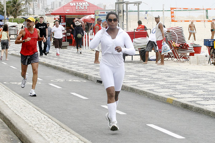 Adriana Bombom correu pela orla do Leblon, no Rio de Janeiro