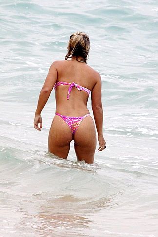 Tatiana Gomes desfilou suas curvas pela praia