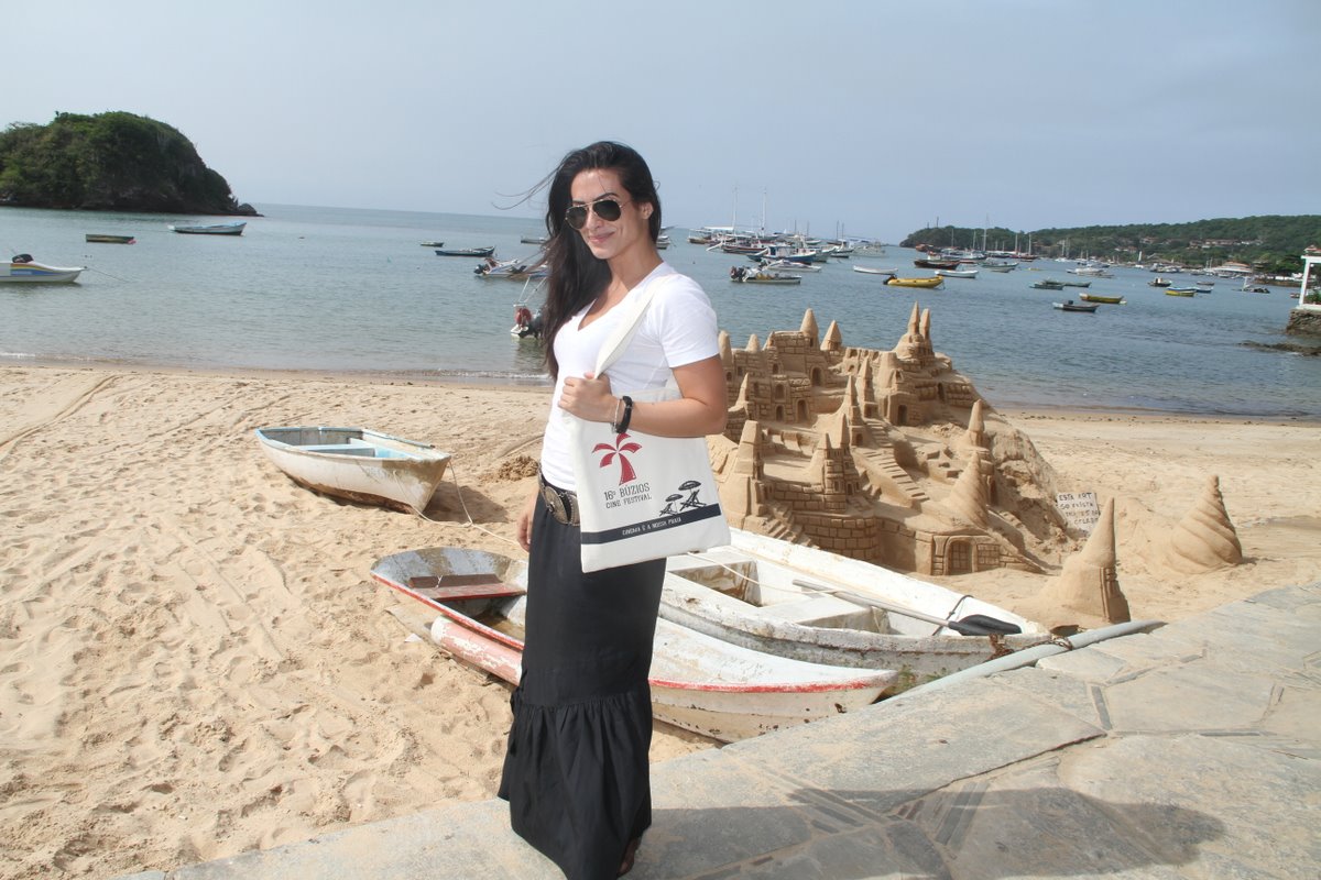 Cleo Pires foi clicada perto de uma escultura de areia