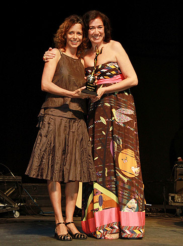 Lília Cabral, recebendo o prêmio