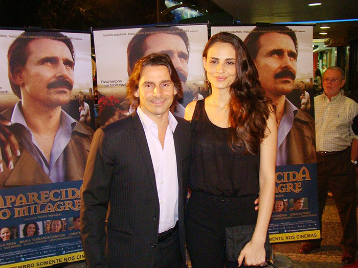 Murilo Rosa chegou com a esposa, a modelo Fernanda Tavares à première do filme Aparecida-O Milagre
