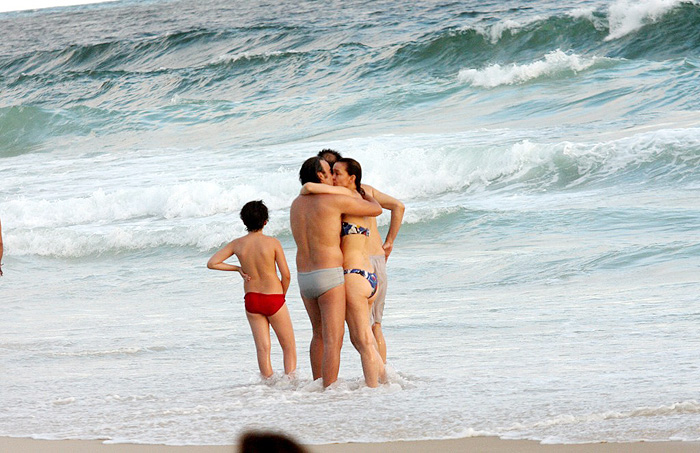 Julia e Alexandre trocaram bveijos apaixonados na praia