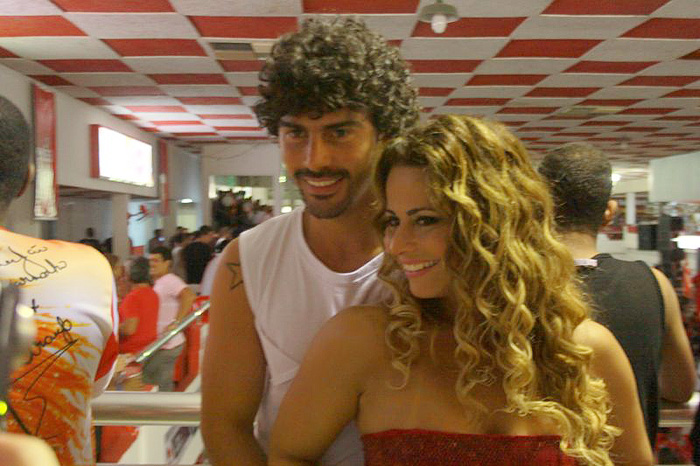 Viviane Araújo foi à quadra do Salgueiro acompanhada do namorado, o jogador de futebol Radamés