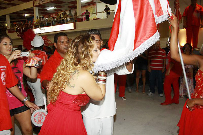 Viviane beijou a bandeira da agremiação