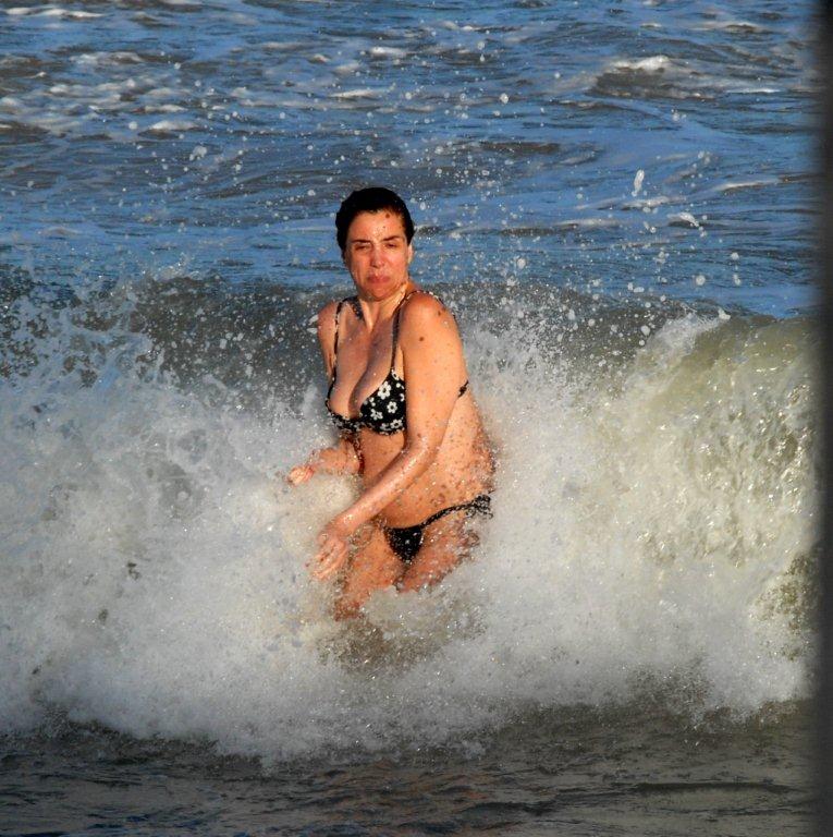 Marisa Orth se refrescou dando um mergulho no mar