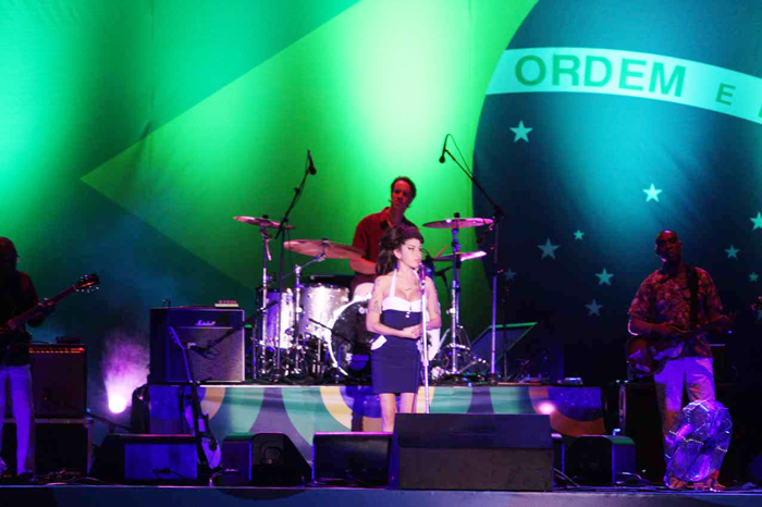 Para o último show no Brasil, a cantora escolheu um vestido preto com detalhes brancos