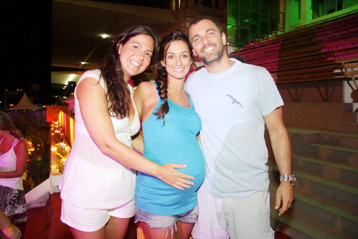 Carol Sampaio paparicou Camila, esposa de Marcelo Faria, grávida do primeiro filho