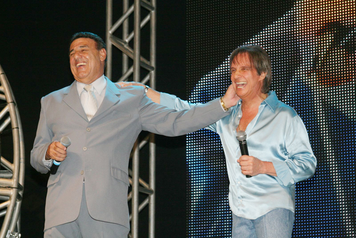O cantor e o apresentador Jorge Perlingeiro brincaram no palco