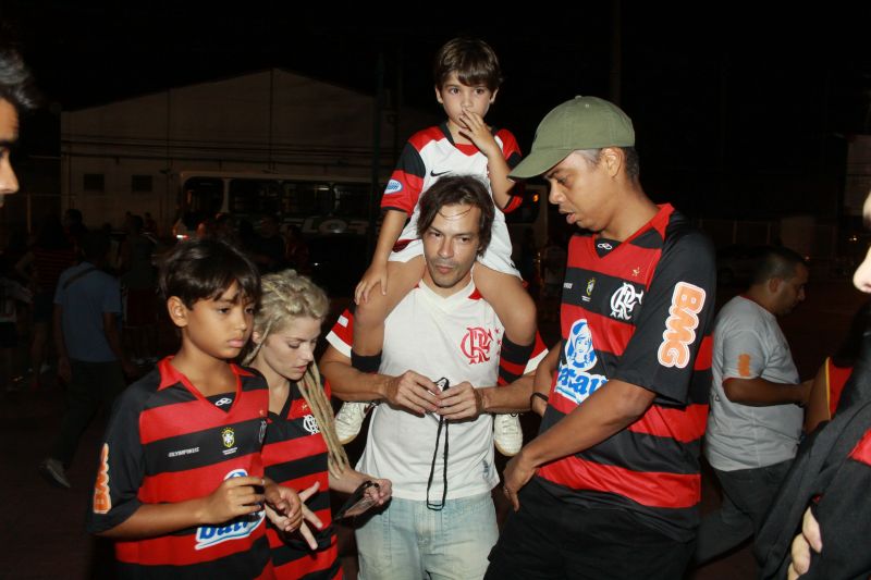 Ana Paula Talipa e Heitor Martinez prestigiaram a estreia de Ronaldinho Gaúcho, cada um com seus filhos