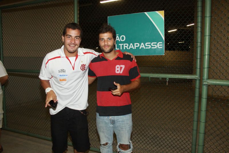 Thiago Martins e Bruno Gagliasso conferiram a estreia do jogador