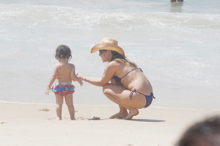 A atriz brincou na areia com a filha