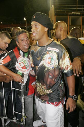 Ronaldinho Gaúcho chega ao ensaio da Grande Rio