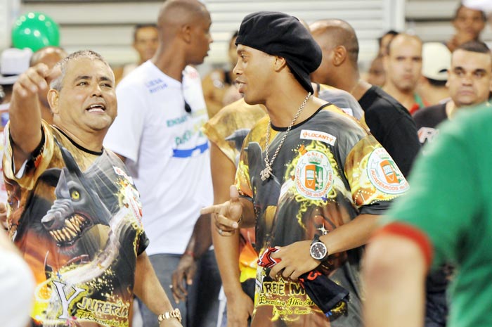 Ronaldinho Gaúcho chega ao ensaio da Grande Rio
