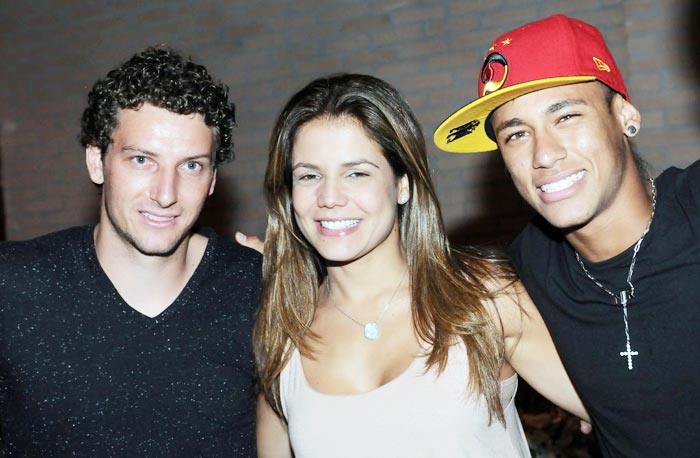 Elano, Nívea Stelmann e Neymar prestigiaram o aniversário do pagodeiro