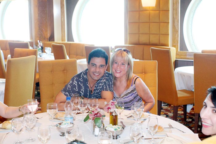 Zezé e a mulher, Zilu, posram para fotos no restaurante do navio