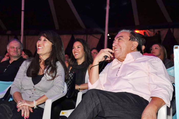 Mauricio de Sousa confere o show ao lado da família