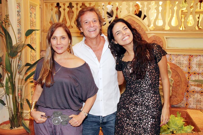 Heloisa Perissé, com os cabelos longos, Marcelo Serrado e Emanuelle Araújo